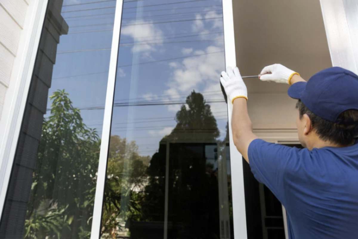 Isolare le finestre è una tappa fondamentale, ma per ottenere un comfort termico ottimale è necessario considerare anche altri aspetti della casa.