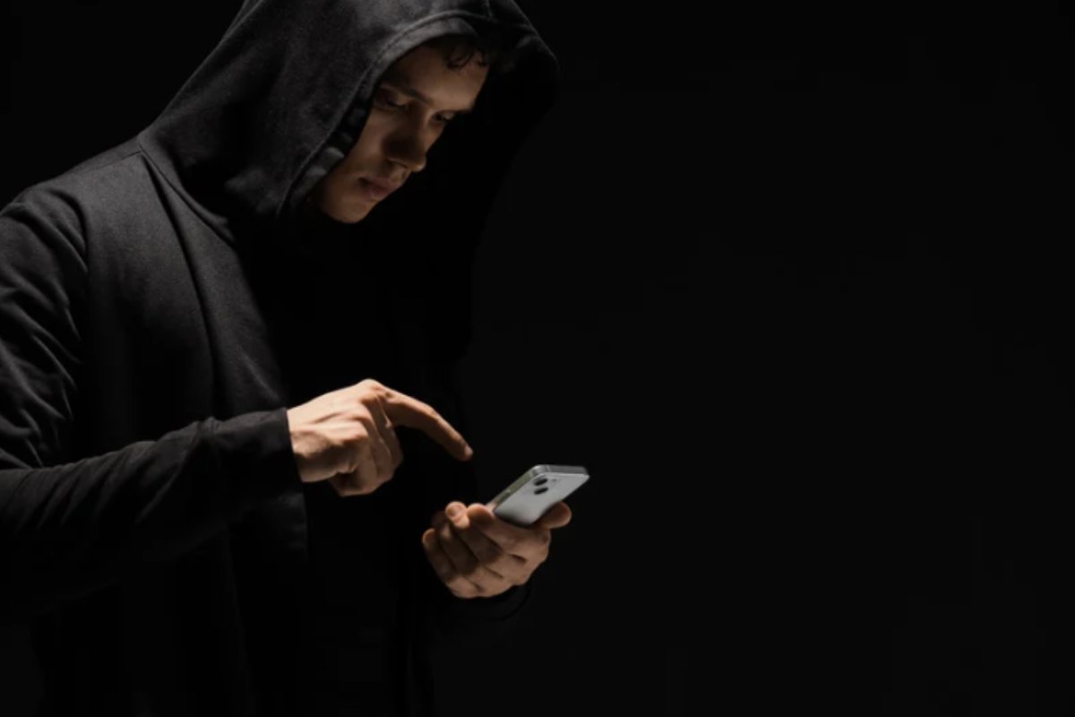 Oltre alla prudenza nell’interazione, è fondamentale avvalersi degli strumenti tecnologici oggi disponibili per contrastare il fenomeno.